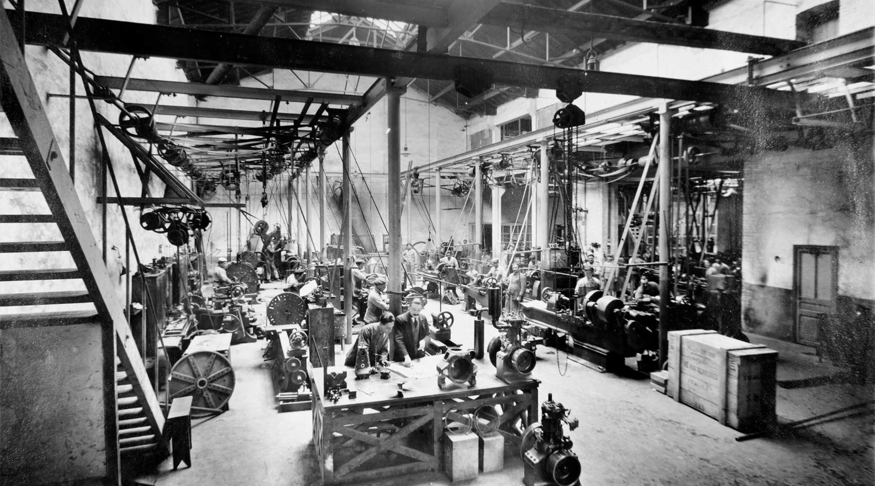 Old photo of Moteurs Baudouin factory floor.