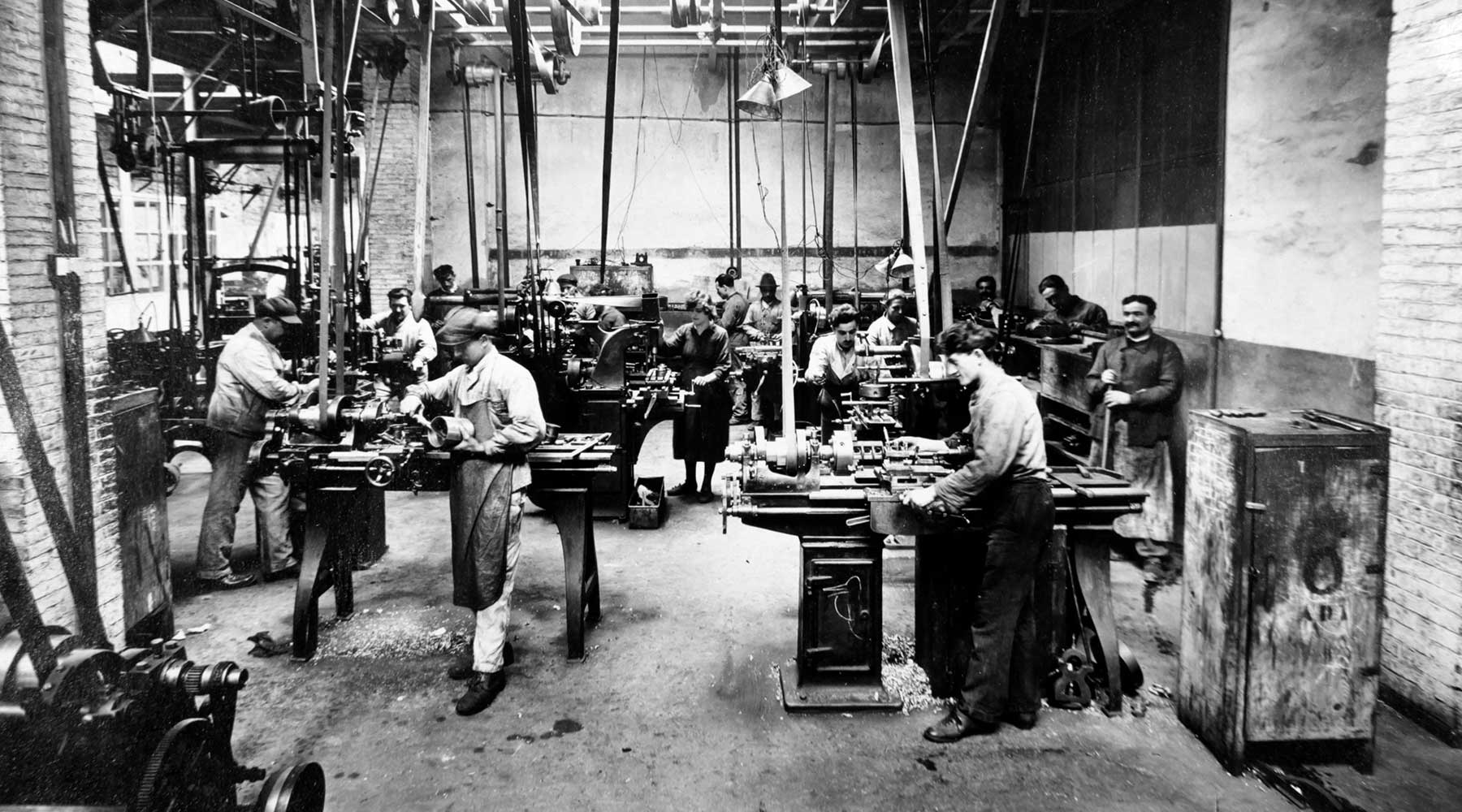 Old photo of Moteurs Baudouin workshop.